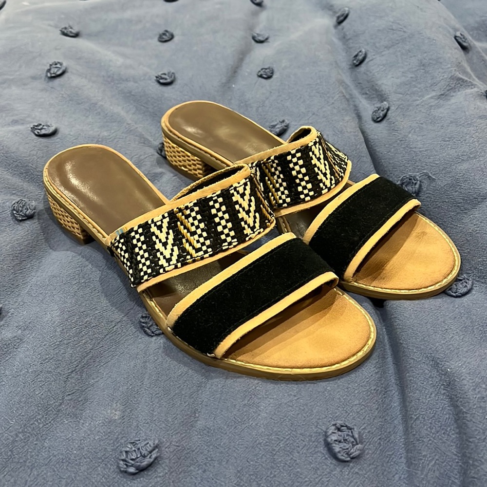 TOMS women’s size 9 sandal